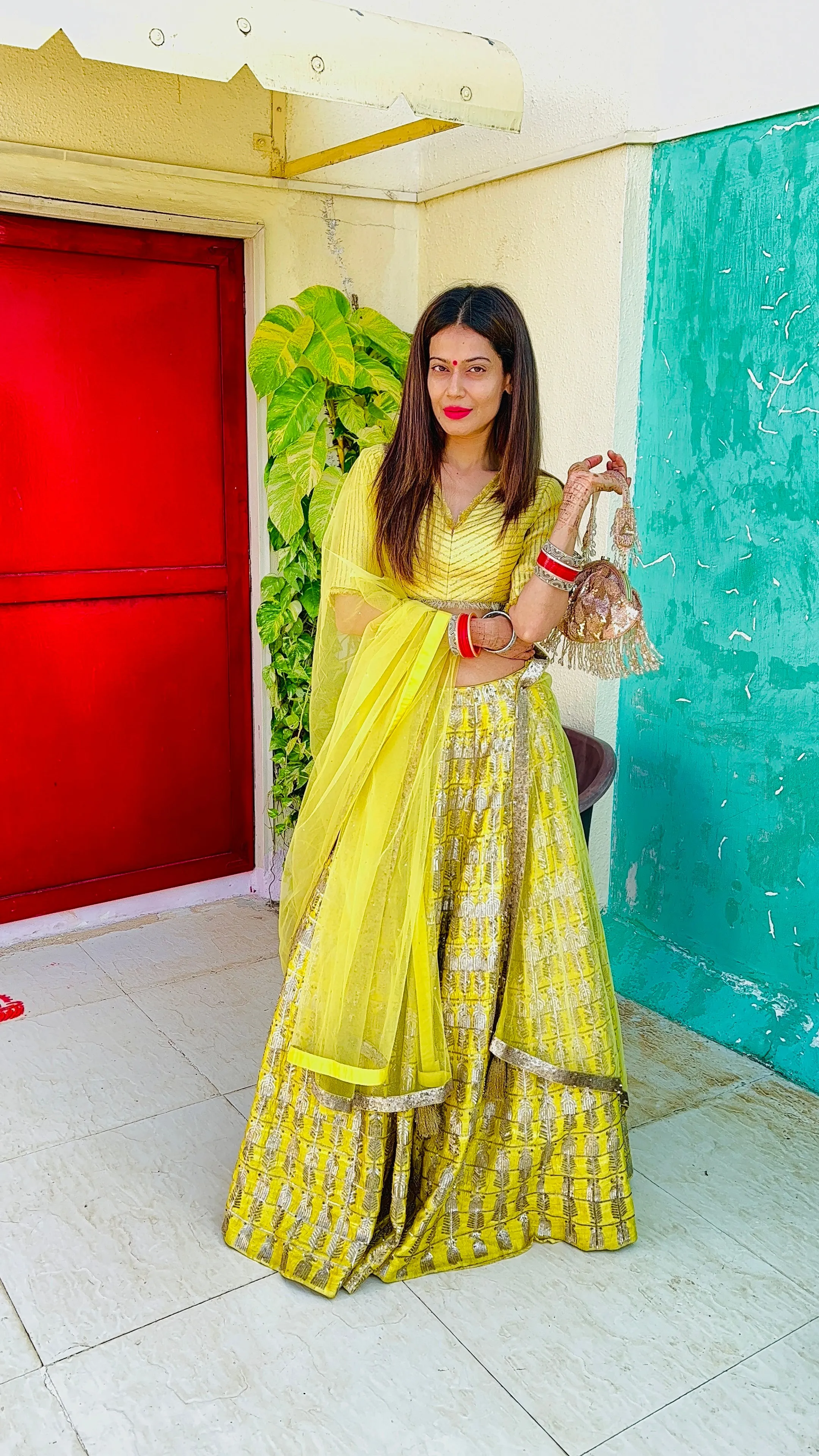 Hrutvy Clutch – Gold | PAYAL ROHATGI