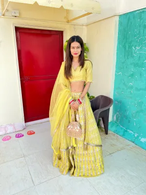 Hrutvy Clutch – Gold | PAYAL ROHATGI