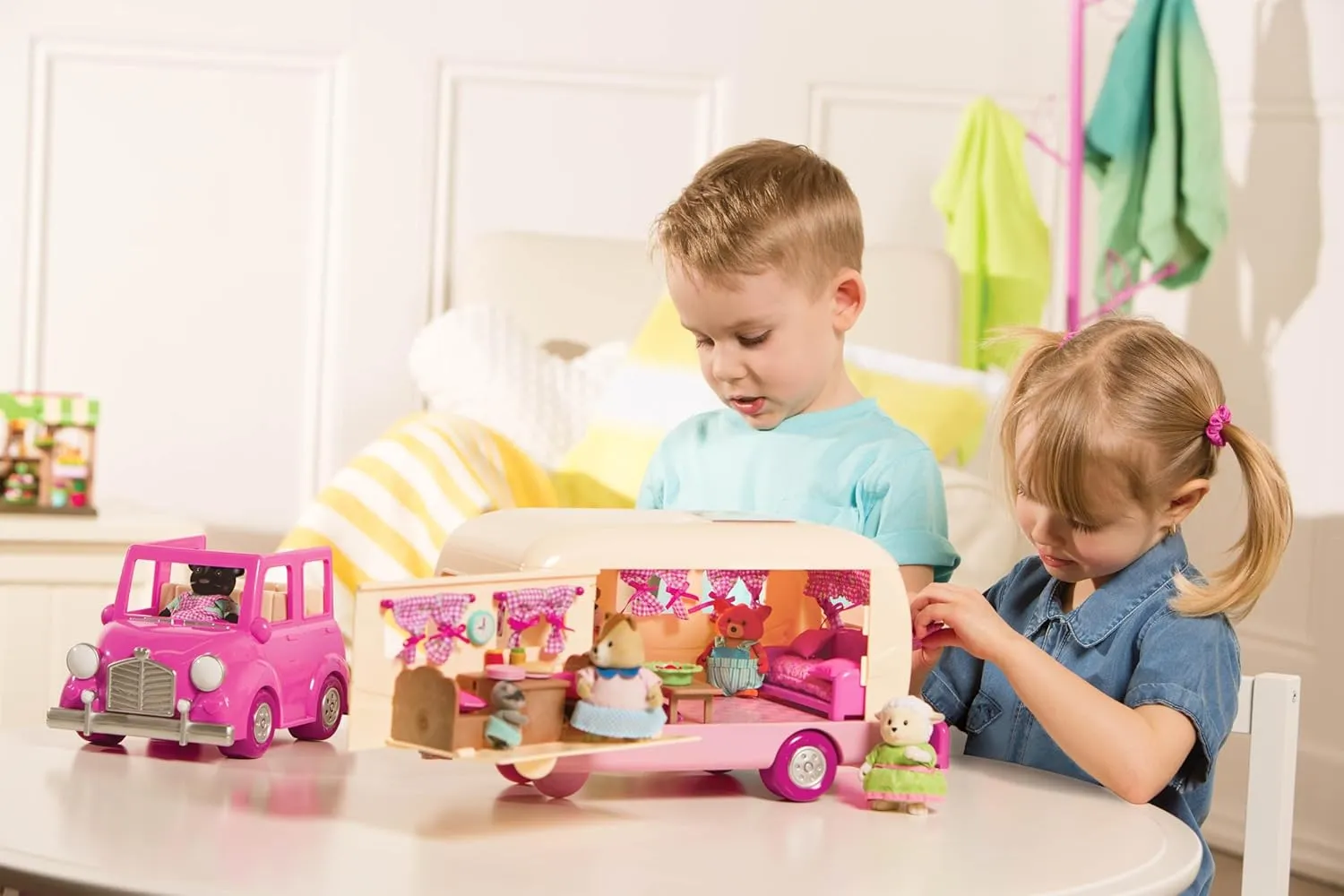 Li’l Woodzeez – Happy Camper Pink with Detachable Toy Vehicle – 40 Pcs Dollhouse Playset Including Furnitures, Play Food & Kitchen Accessories for Kids Age 3  – Doll Figures Sold Seperately
