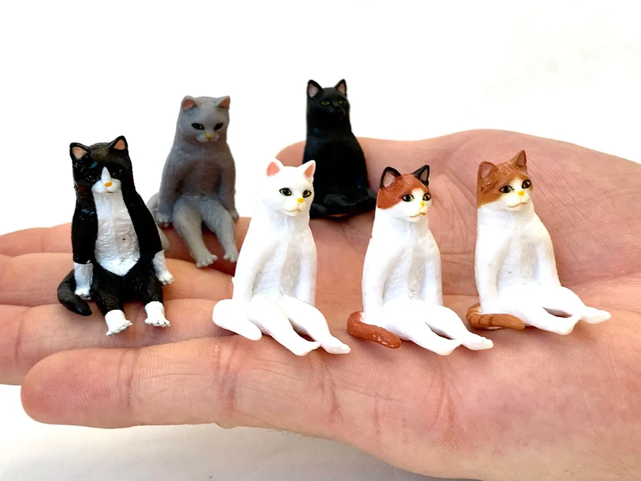 X 70891 SITTING CATS FIGURINES-DISCONTINUED