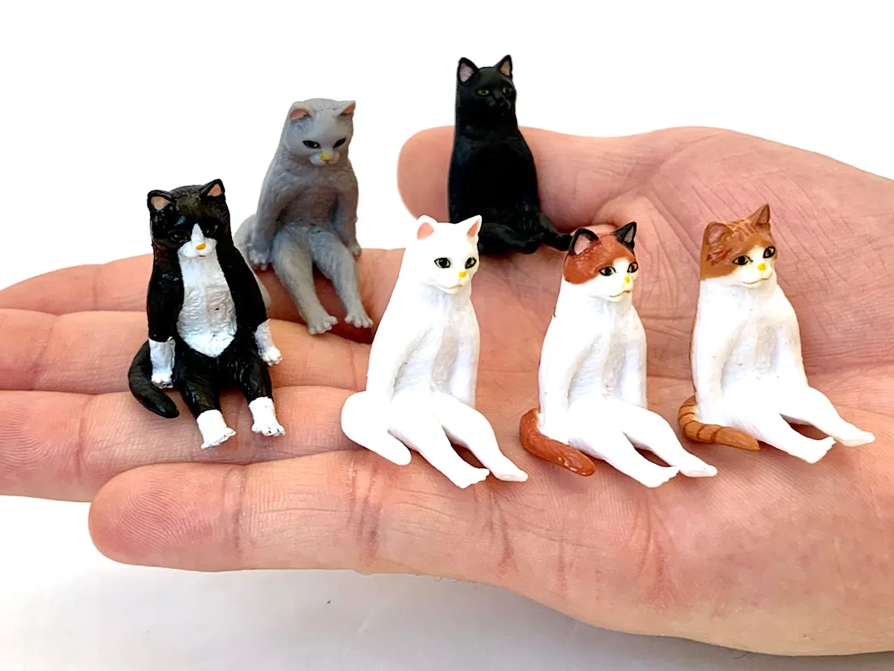 X 70891 SITTING CATS FIGURINES-DISCONTINUED