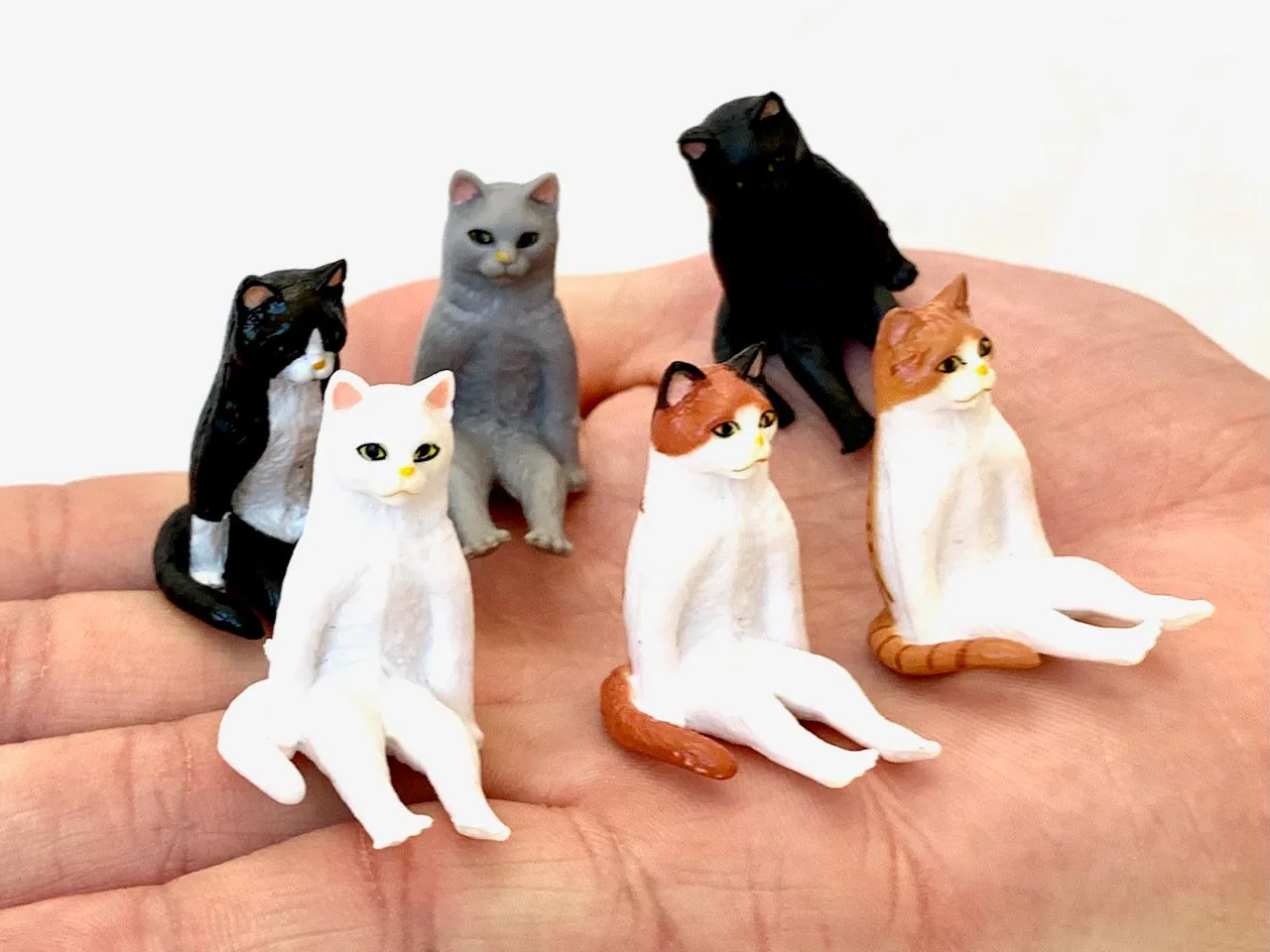 X 70891 SITTING CATS FIGURINES-DISCONTINUED